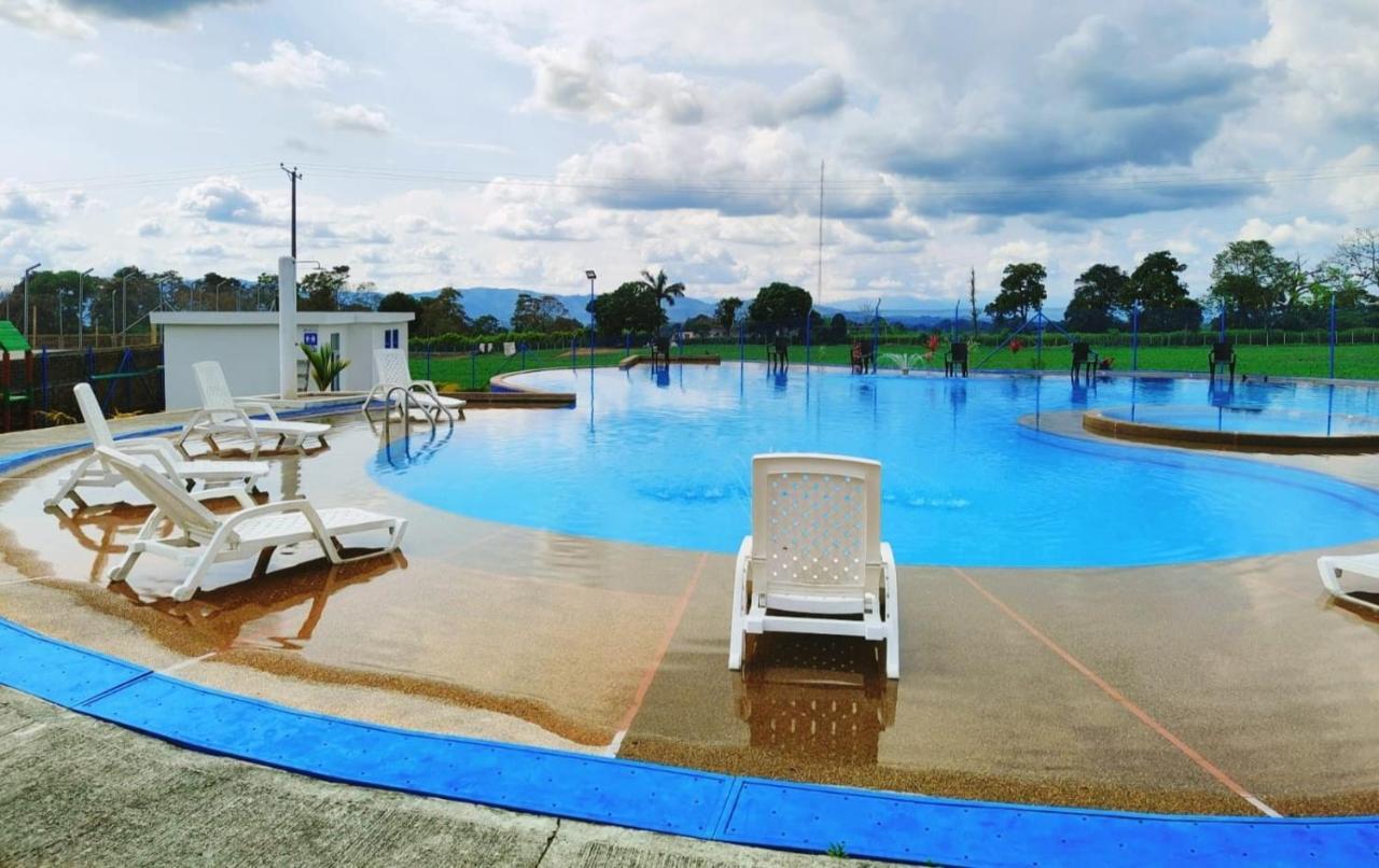 Apartamento Cerca Parque Del Cafe Con Piscina 몬테네그로 외부 사진